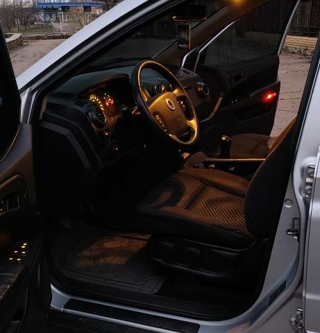 Серый Cанг Йонг Актион, объемом двигателя 2 л и пробегом 142 тыс. км за 5800 $, фото 5 на Automoto.ua