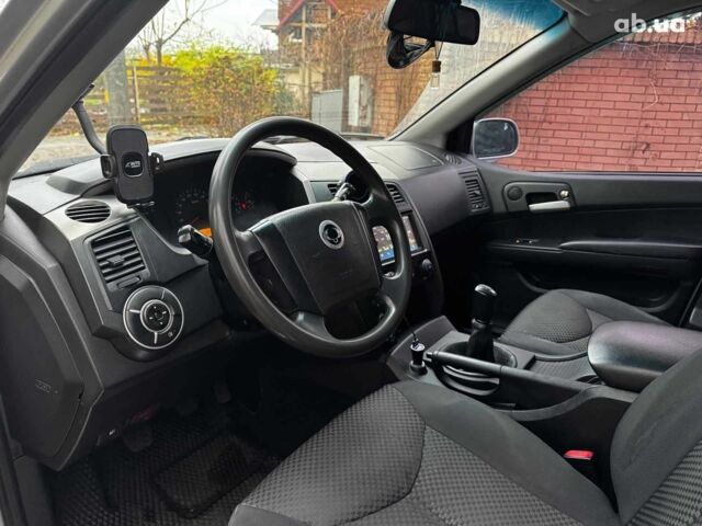 Сірий Cанг Йонг KYRON DELUXE, об'ємом двигуна 2 л та пробігом 220 тис. км за 8390 $, фото 12 на Automoto.ua