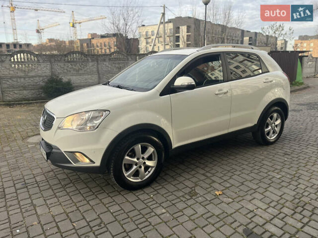 Белый Cанг Йонг Корандо, объемом двигателя 2 л и пробегом 220 тыс. км за 8400 $, фото 13 на Automoto.ua