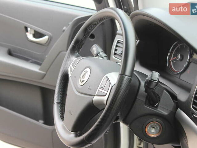 Белый Cанг Йонг Корандо, объемом двигателя 2 л и пробегом 62 тыс. км за 11400 $, фото 22 на Automoto.ua