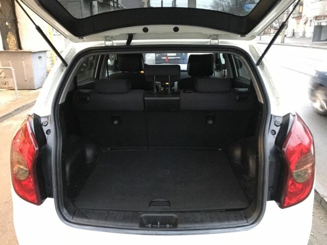 Белый Cанг Йонг Корандо, объемом двигателя 2 л и пробегом 118 тыс. км за 7500 $, фото 8 на Automoto.ua