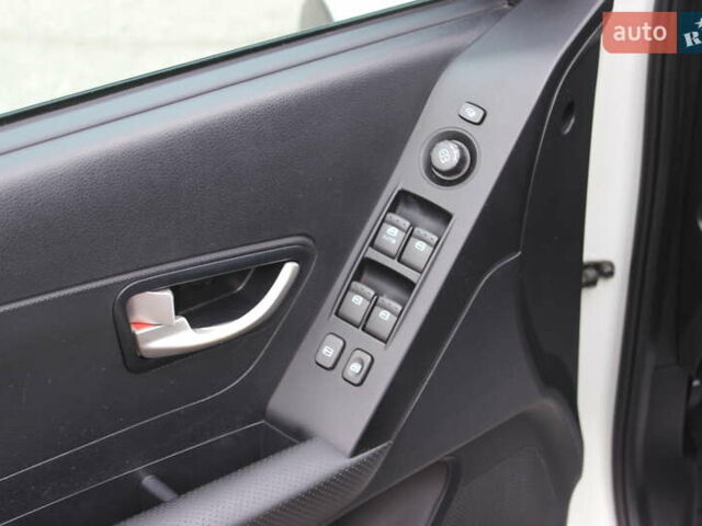 Белый Cанг Йонг Корандо, объемом двигателя 2 л и пробегом 62 тыс. км за 11400 $, фото 16 на Automoto.ua