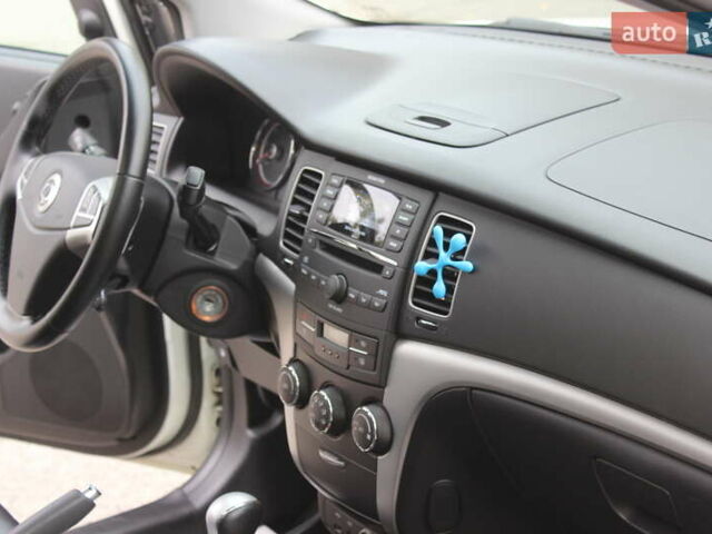 Білий Cанг Йонг Korando, об'ємом двигуна 2 л та пробігом 62 тис. км за 11700 $, фото 15 на Automoto.ua