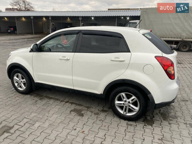 Белый Cанг Йонг Корандо, объемом двигателя 2 л и пробегом 240 тыс. км за 8000 $, фото 2 на Automoto.ua