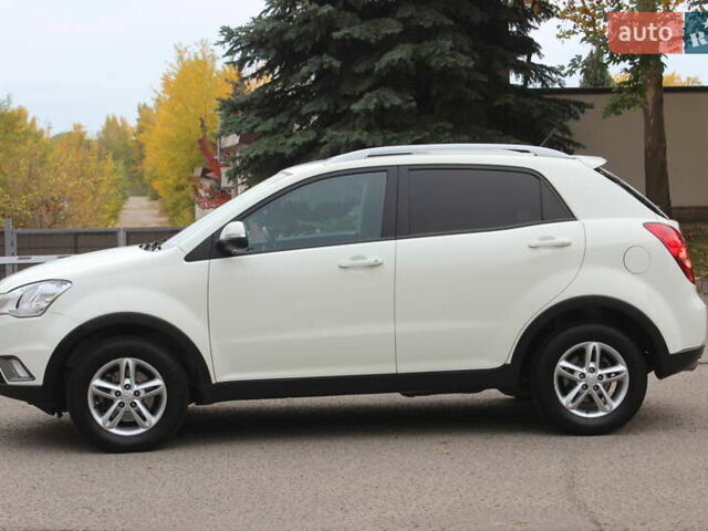 Білий Cанг Йонг Korando, об'ємом двигуна 2 л та пробігом 62 тис. км за 11700 $, фото 3 на Automoto.ua