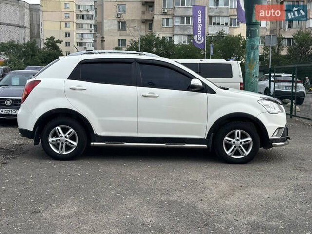 Белый Cанг Йонг Корандо, объемом двигателя 2 л и пробегом 229 тыс. км за 8400 $, фото 3 на Automoto.ua
