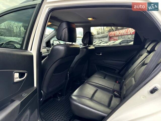 Білий Cанг Йонг Korando, об'ємом двигуна 2 л та пробігом 62 тис. км за 10999 $, фото 26 на Automoto.ua