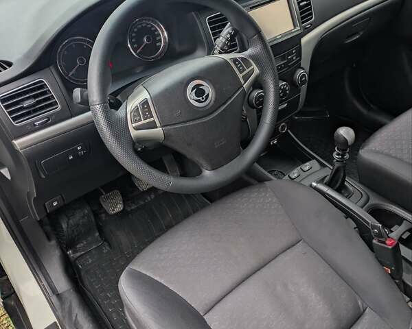 Белый Cанг Йонг Корандо, объемом двигателя 2 л и пробегом 192 тыс. км за 5900 $, фото 2 на Automoto.ua