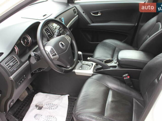 Белый Cанг Йонг Корандо, объемом двигателя 2 л и пробегом 62 тыс. км за 11400 $, фото 13 на Automoto.ua