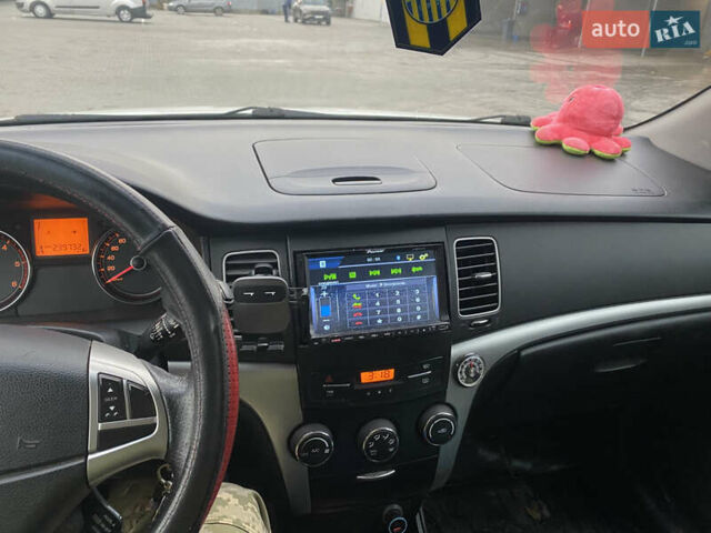 Белый Cанг Йонг Корандо, объемом двигателя 2 л и пробегом 240 тыс. км за 8000 $, фото 9 на Automoto.ua