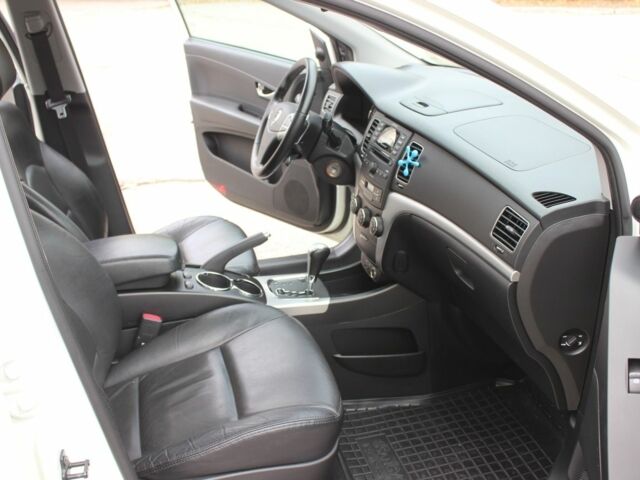 Белый Cанг Йонг Корандо, объемом двигателя 2 л и пробегом 62 тыс. км за 11300 $, фото 5 на Automoto.ua