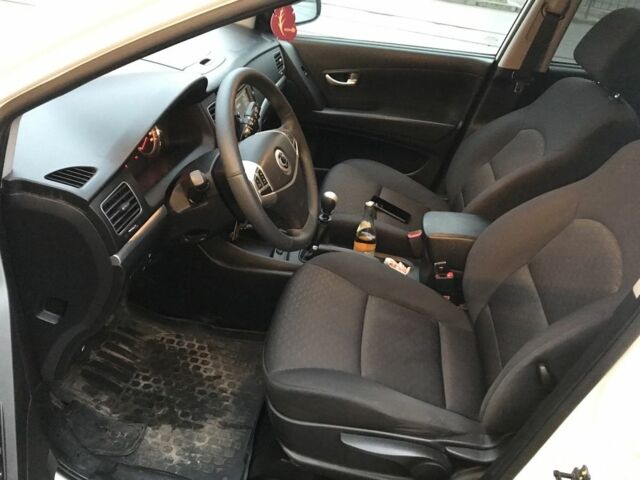 Белый Cанг Йонг Корандо, объемом двигателя 2 л и пробегом 118 тыс. км за 7500 $, фото 5 на Automoto.ua