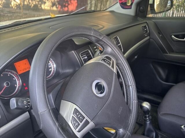 Білий Cанг Йонг Korando, об'ємом двигуна 2 л та пробігом 130 тис. км за 7800 $, фото 8 на Automoto.ua