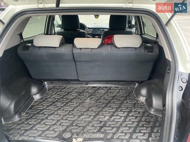 Белый Cанг Йонг Корандо, объемом двигателя 2 л и пробегом 240 тыс. км за 8000 $, фото 5 на Automoto.ua