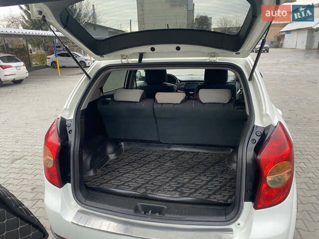 Белый Cанг Йонг Корандо, объемом двигателя 2 л и пробегом 240 тыс. км за 8000 $, фото 4 на Automoto.ua