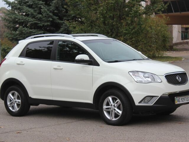 Белый Cанг Йонг Корандо, объемом двигателя 2 л и пробегом 62 тыс. км за 11300 $, фото 2 на Automoto.ua