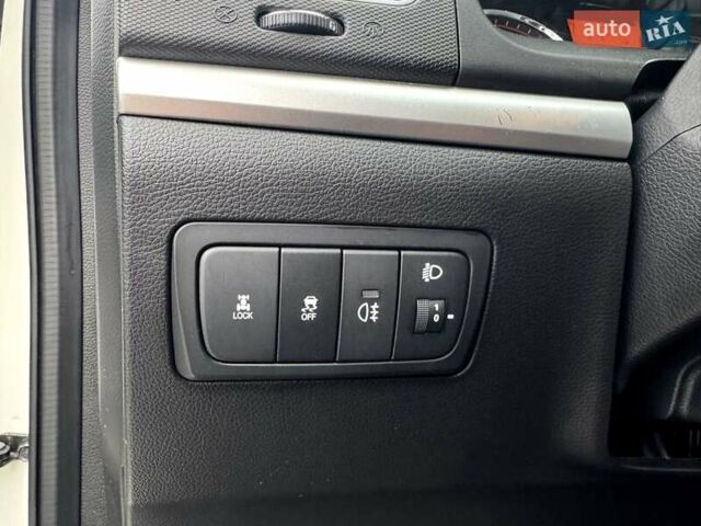 Білий Cанг Йонг Korando, об'ємом двигуна 2 л та пробігом 62 тис. км за 10999 $, фото 21 на Automoto.ua