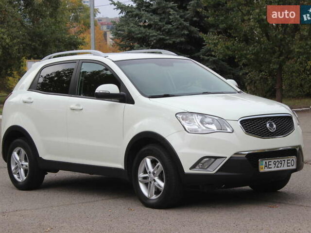 Белый Cанг Йонг Корандо, объемом двигателя 2 л и пробегом 62 тыс. км за 11400 $, фото 2 на Automoto.ua