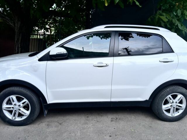 Білий Cанг Йонг Korando, об'ємом двигуна 2 л та пробігом 130 тис. км за 7800 $, фото 1 на Automoto.ua