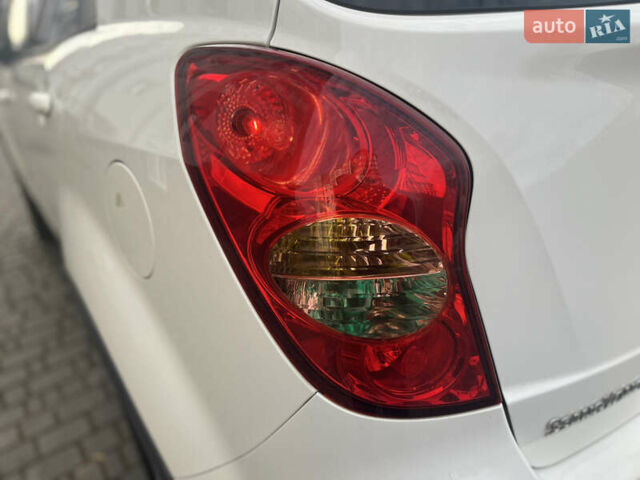 Белый Cанг Йонг Корандо, объемом двигателя 2 л и пробегом 220 тыс. км за 8400 $, фото 17 на Automoto.ua
