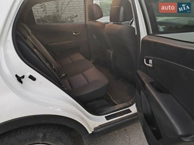 Білий Cанг Йонг Korando, об'ємом двигуна 2 л та пробігом 197 тис. км за 7600 $, фото 4 на Automoto.ua