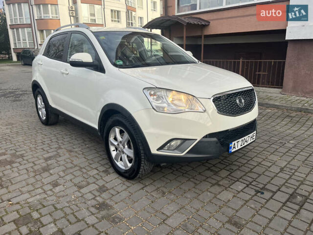 Белый Cанг Йонг Корандо, объемом двигателя 2 л и пробегом 220 тыс. км за 8400 $, фото 2 на Automoto.ua