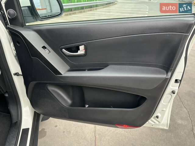 Білий Cанг Йонг Korando, об'ємом двигуна 2 л та пробігом 113 тис. км за 9200 $, фото 13 на Automoto.ua