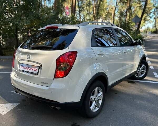 Белый Cанг Йонг Корандо, объемом двигателя 2 л и пробегом 111 тыс. км за 9300 $, фото 7 на Automoto.ua