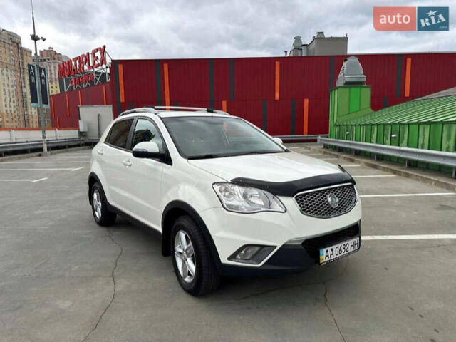 Білий Cанг Йонг Korando, об'ємом двигуна 2 л та пробігом 113 тис. км за 9200 $, фото 4 на Automoto.ua