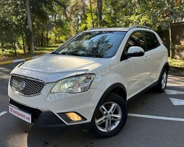 Белый Cанг Йонг Корандо, объемом двигателя 2 л и пробегом 111 тыс. км за 9300 $, фото 3 на Automoto.ua