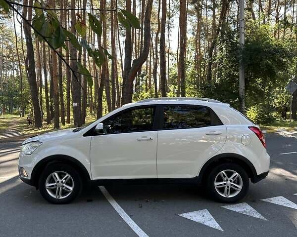 Белый Cанг Йонг Корандо, объемом двигателя 2 л и пробегом 111 тыс. км за 9300 $, фото 5 на Automoto.ua