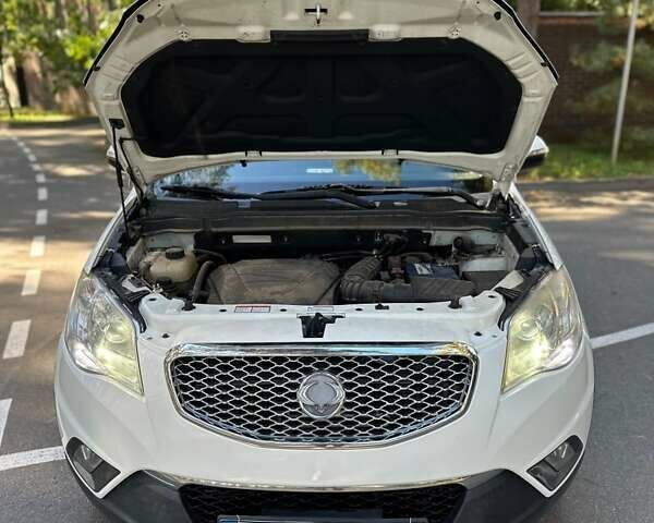 Белый Cанг Йонг Корандо, объемом двигателя 2 л и пробегом 111 тыс. км за 9300 $, фото 37 на Automoto.ua