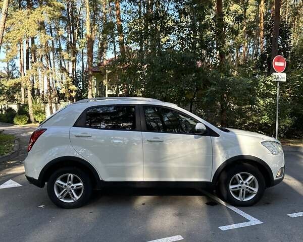 Белый Cанг Йонг Корандо, объемом двигателя 2 л и пробегом 111 тыс. км за 9300 $, фото 4 на Automoto.ua