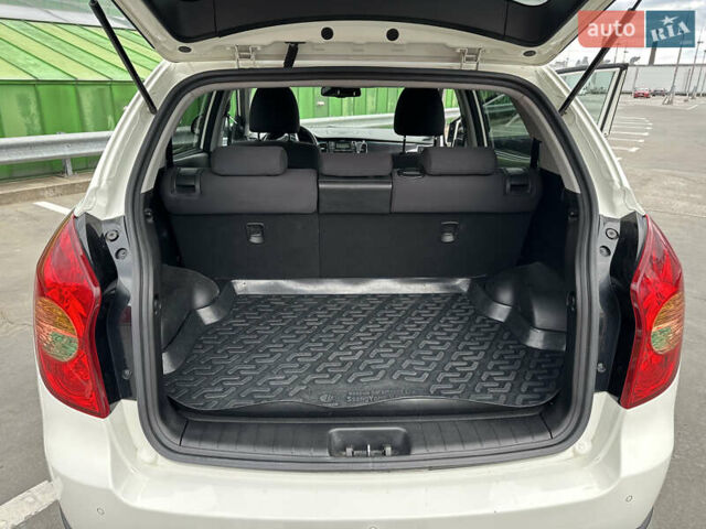 Білий Cанг Йонг Korando, об'ємом двигуна 2 л та пробігом 113 тис. км за 9200 $, фото 16 на Automoto.ua