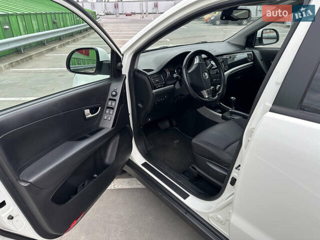 Білий Cанг Йонг Korando, об'ємом двигуна 2 л та пробігом 113 тис. км за 9200 $, фото 12 на Automoto.ua
