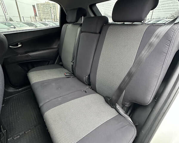 Белый Cанг Йонг Корандо, объемом двигателя 2 л и пробегом 111 тыс. км за 8800 $, фото 28 на Automoto.ua