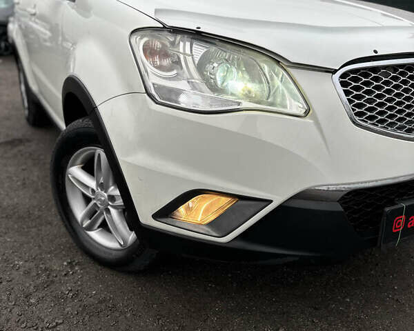 Белый Cанг Йонг Корандо, объемом двигателя 2 л и пробегом 111 тыс. км за 8800 $, фото 2 на Automoto.ua