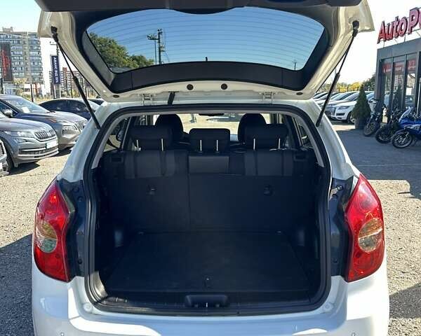 Белый Cанг Йонг Корандо, объемом двигателя 2 л и пробегом 111 тыс. км за 9300 $, фото 12 на Automoto.ua