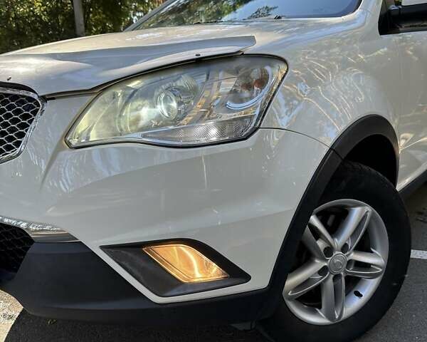 Белый Cанг Йонг Корандо, объемом двигателя 2 л и пробегом 111 тыс. км за 9300 $, фото 2 на Automoto.ua