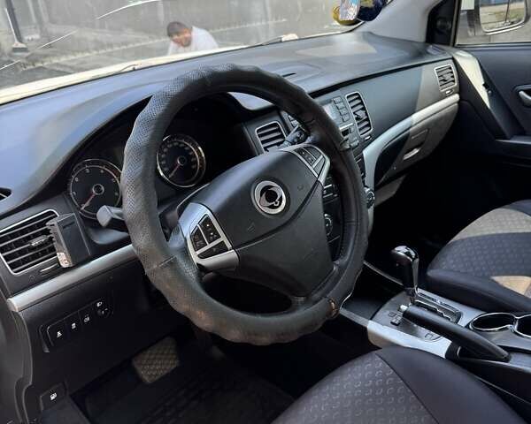 Білий Cанг Йонг Korando, об'ємом двигуна 2 л та пробігом 231 тис. км за 8500 $, фото 2 на Automoto.ua