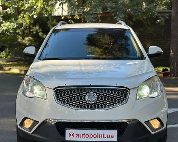 Белый Cанг Йонг Корандо, объемом двигателя 2 л и пробегом 111 тыс. км за 9300 $, фото 1 на Automoto.ua