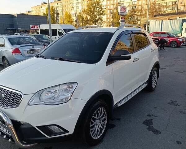 Белый Cанг Йонг Корандо, объемом двигателя 2 л и пробегом 216 тыс. км за 12000 $, фото 1 на Automoto.ua