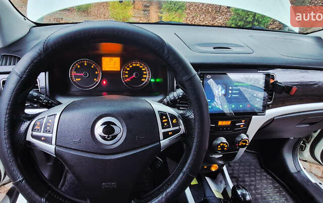 Белый Cанг Йонг Корандо, объемом двигателя 2 л и пробегом 104 тыс. км за 9900 $, фото 12 на Automoto.ua