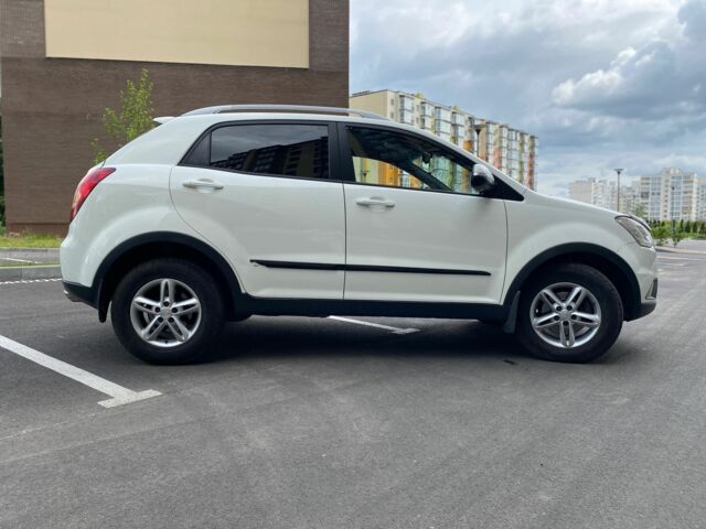 Белый Cанг Йонг Корандо, объемом двигателя 2 л и пробегом 229 тыс. км за 7400 $, фото 2 на Automoto.ua