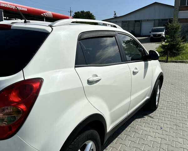Білий Cанг Йонг Korando, об'ємом двигуна 2 л та пробігом 156 тис. км за 8500 $, фото 2 на Automoto.ua
