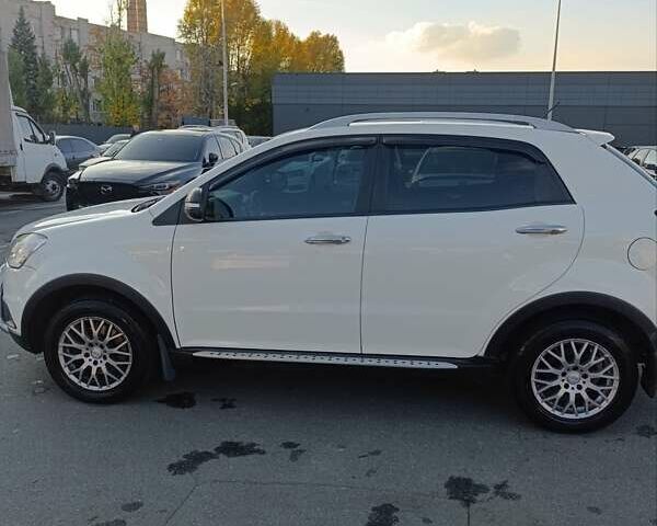 Белый Cанг Йонг Корандо, объемом двигателя 2 л и пробегом 216 тыс. км за 12000 $, фото 3 на Automoto.ua