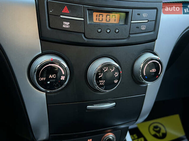 Белый Cанг Йонг Корандо, объемом двигателя 2 л и пробегом 155 тыс. км за 9800 $, фото 15 на Automoto.ua