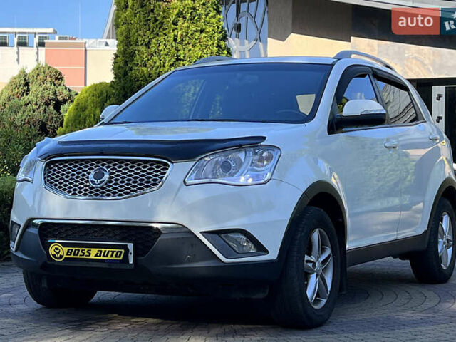 Белый Cанг Йонг Корандо, объемом двигателя 2 л и пробегом 155 тыс. км за 9800 $, фото 2 на Automoto.ua