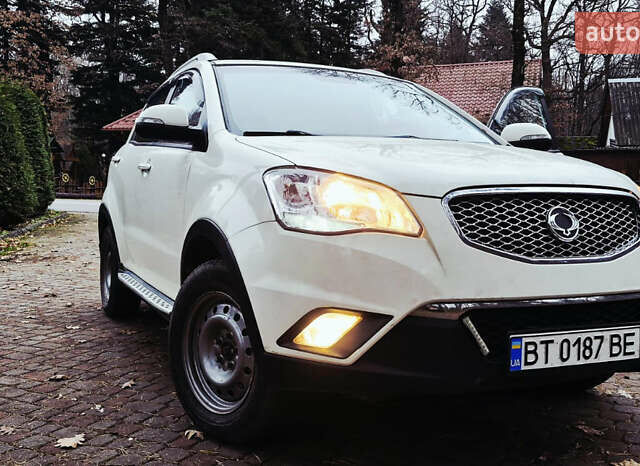 Белый Cанг Йонг Корандо, объемом двигателя 2 л и пробегом 104 тыс. км за 9900 $, фото 1 на Automoto.ua