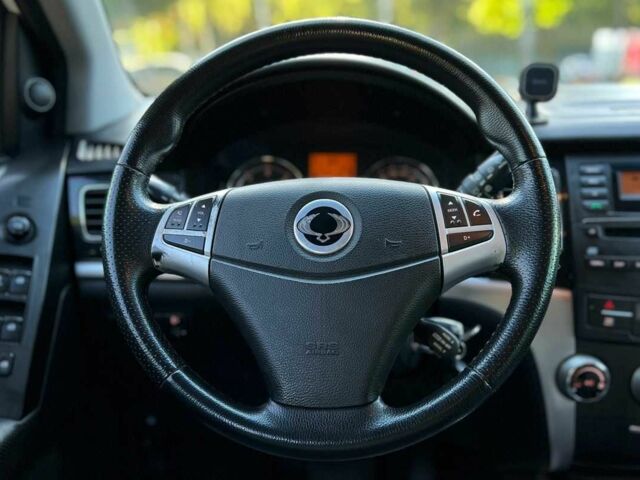 Белый Cанг Йонг Корандо, объемом двигателя 2.3 л и пробегом 155 тыс. км за 9800 $, фото 9 на Automoto.ua